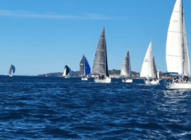Découvre les Voiles de Saint-Tropez : 25 ans de passion et de compétition sur la Méditerranée !